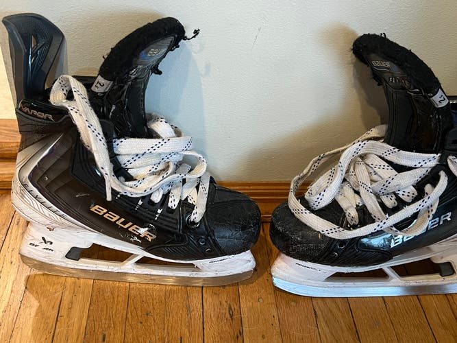 2025 Bauer Vapor Flylite Hockey Skates Regular Width Size 2.5 (Used)