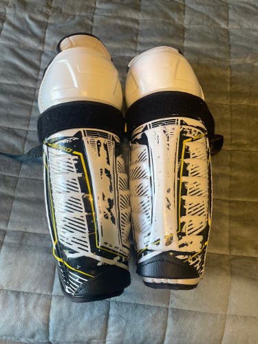 Junior CCM Tacks 9060 13" Shin Pads (Used)