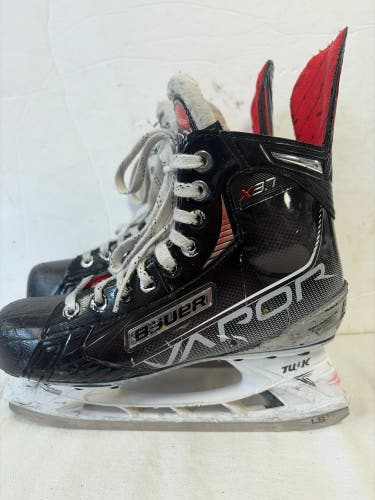 Black Bauer Vapor X3.7 Hockey Skates Regular Width Size 5.5 (Used)