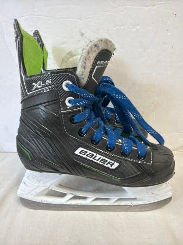 Black Bauer XLS Hockey Skates Regular Width Size 2 (Used)