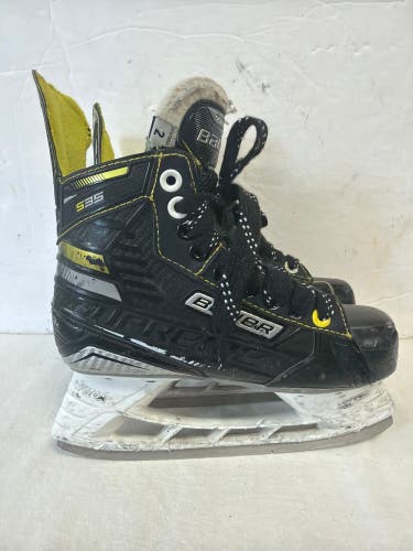 Black Bauer Supreme S35 Hockey Skates Regular Width Size 2 (Used)