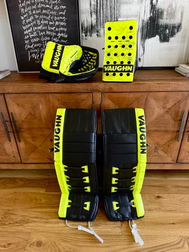 33" Vaughn V9 Pro Carbon Regular Goalie Full Set (Used)