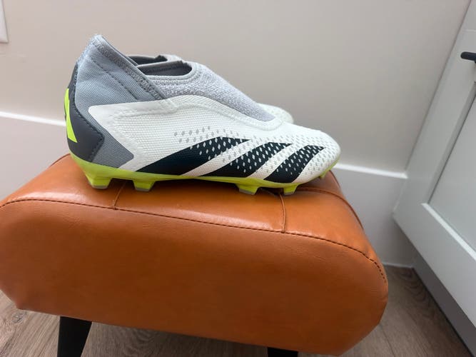 White Unisex Size M 7.0 (W 8.0) Adidas Predator Accuracy Cleats (Used)