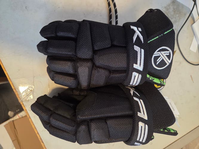 Brand New Medium Black Youth Lacrosse Gloves