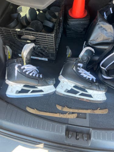 Black 2023 Bauer Vapor Hyperlite 2 Hockey Skates Regular Width 9 (Used)