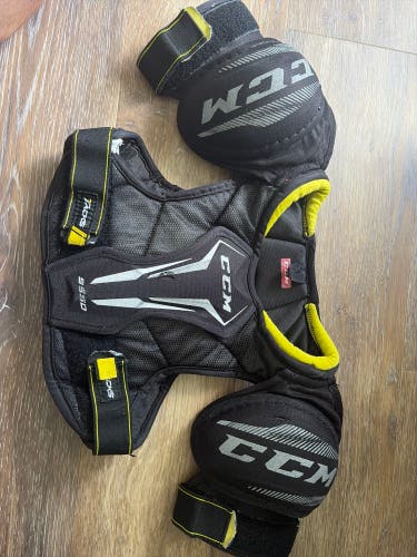 Medium Junior CCM Tacks 9550 Shoulder Pads (Used)