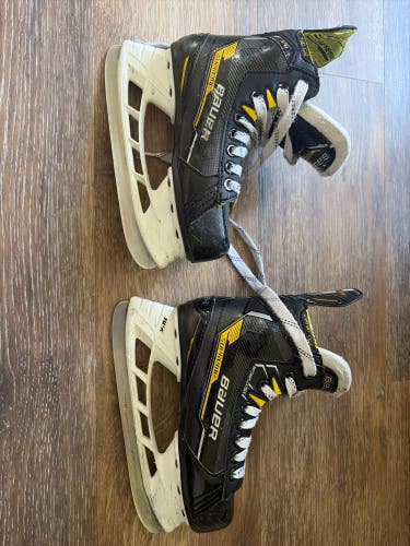 2022 Bauer Supreme M4 Hockey Skates Regular Width 13.5 (Used)