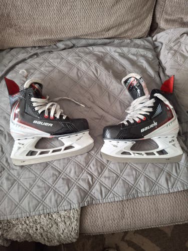 Black/White 2025 Bauer Vapor Fly30 Hockey Skates Regular Width Pro Stock Size 5.5 (Used)
