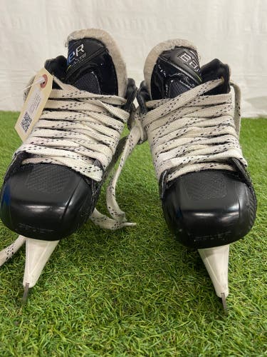 Bauer Elite Hockey Goalie Skates | Junior Size 1.5 (Regular)