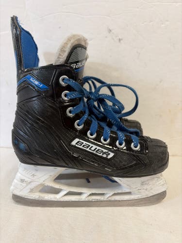 Black Bauer MS1 Hockey Skates Regular Width Size 2 (Used)