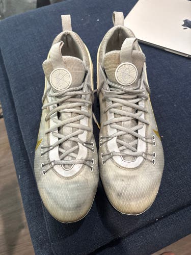 White Men's Size M 11.5 (W 12.5) Adult Nike Huarache Low Top Molded Cleats (Used)