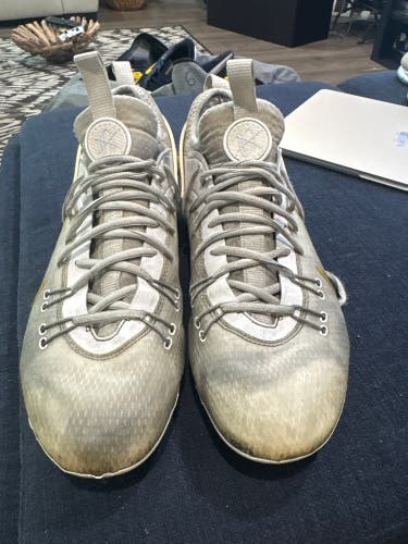 White Men's Size M 11.5 (W 12.5) Adult Nike Huarache Low Top Molded Cleats (Used)