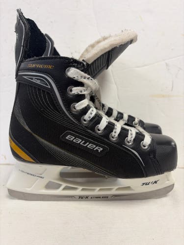 Black Bauer Supreme One20 Hockey Skates Regular Width Size 5 (Used)