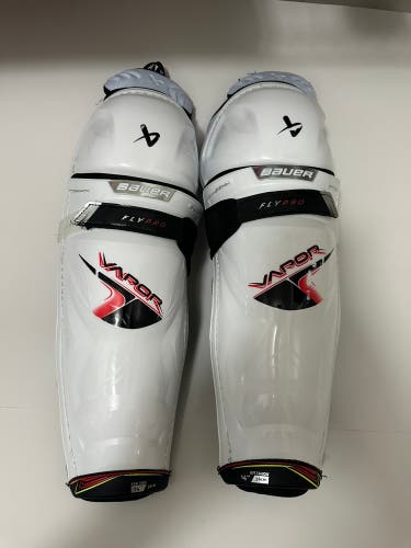 Intermediate Bauer Vapor Flypro 14" Shin Pads (Used)