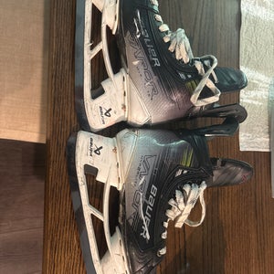Black/Gray 2024 Bauer Vapor Hyperlite 2 Hockey Skates Regular Width 7.5 (Used)