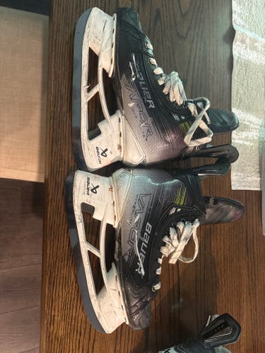 Black/Gray 2024 Bauer Vapor Hyperlite 2 Hockey Skates Regular Width 7.5 (Used)
