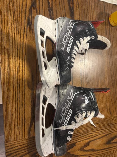 Black/White Bauer Vapor X Hockey Skates Regular Width 6 (Used)