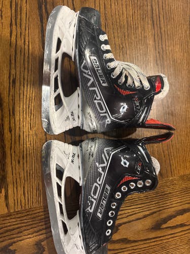 Black/White Bauer Vapor X Hockey Skates Regular Width Size 5.5 (Used)