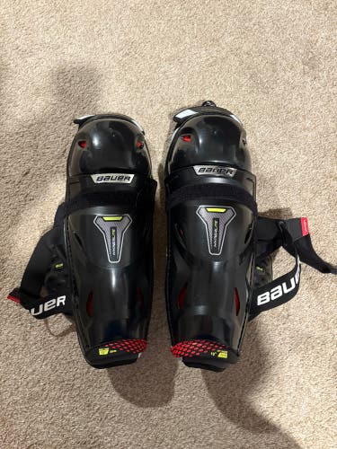 Intermediate Bauer Vapor Hyperlite 13" Shin Pads (Used)