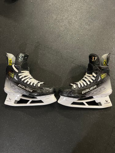2023 Bauer Vapor Hyperlite 2 Hockey Skates Regular Width Pro Stock 8.5 (Used)