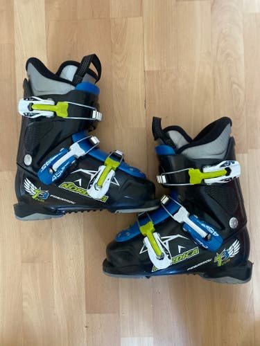 Mondo 21 & 21.5 Kid's Nordica Ski Boots (Used)