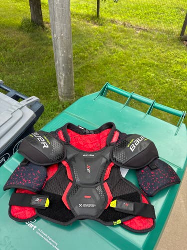 Men's Medium Intermediate Bauer Vapor 3X Shoulder Pads (Used)