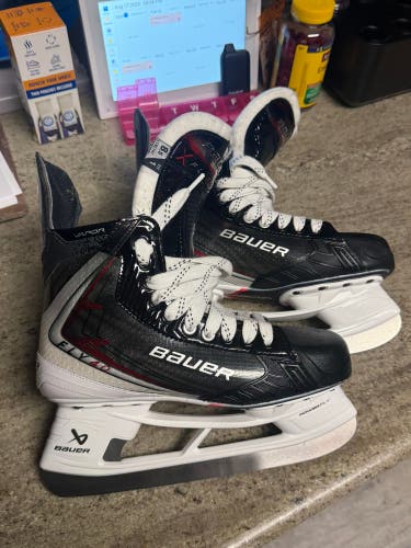 2025 Bauer Vapor Fly40 Hockey Skates 8.5 (New)