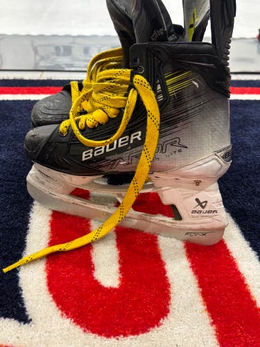 2023 Bauer Vapor Hyperlite 2 Hockey Skates Regular Width 6 (Used)