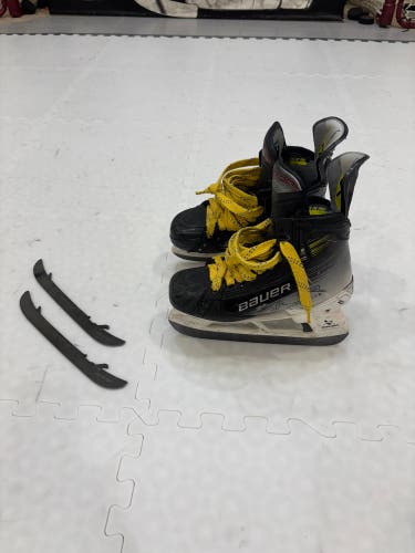 2023 Bauer Vapor Hyperlite 2 Hockey Skates Regular Width Size 5 (Used)