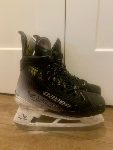 2023 Bauer Vapor Hyperlite 2 Hockey Skates Size 4 (Used)