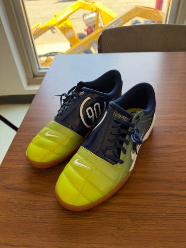 Green Men's Size M 11.0 (W 12.0) Nike Indoor Cleats (New)