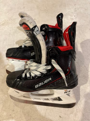 Black 2021 Bauer Vapor 3X Pro Hockey Skates Regular Width Size 1 (Used)