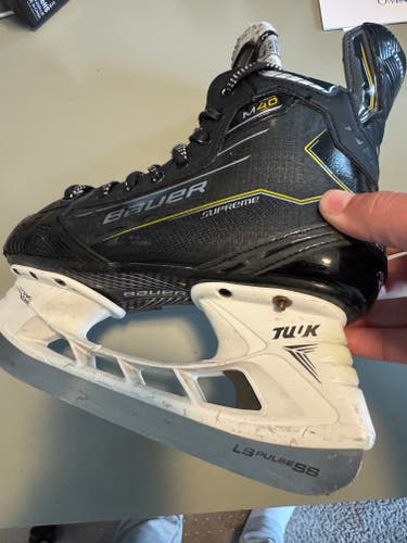 Bauer Supreme M40 Hockey Skates Regular Width Size 4.5 (Used)