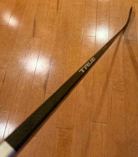 TRUE XCORE 9 Composite Hockey Stick – 75 Flex MC Curve Lie 5 Senior RH 63” (Used(