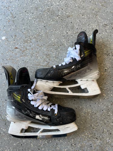 2023 Bauer Vapor Hyperlite 2 Hockey Skates Regular Width 8.5 (Used)