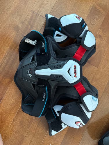 Medium Junior CCM JetSpeed FT6 Pro Shoulder Pads (Used)