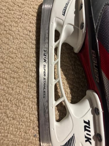 2016 Bauer Hockey Skates Regular Width Size 5 (Used)