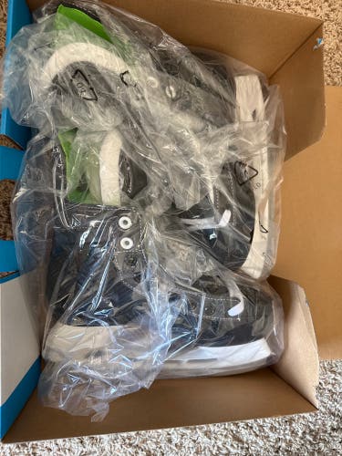 Black 2026 Bauer XLS Hockey Skates Regular Width 6 (New)