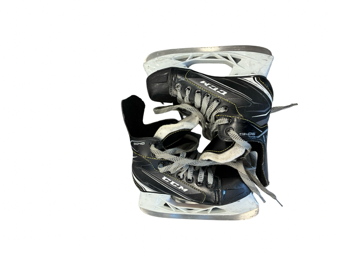 Used CCM 9040 Junior Hockey Skate Junior 01 11682-S000137493