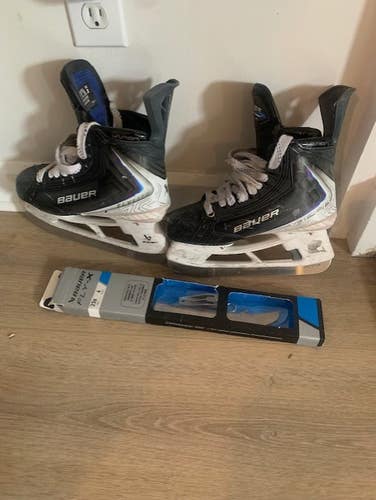 Black/White 2025 Bauer Vapor Flylite Hockey Skates Regular Width Size 4 (Used)