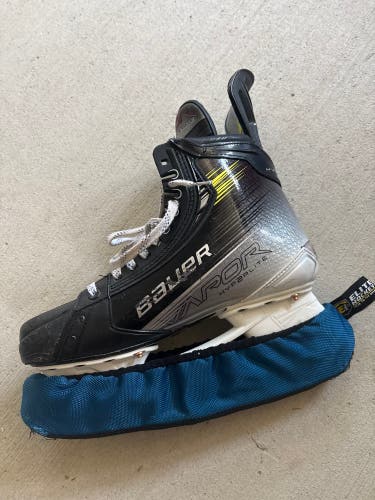 Black 2023 Bauer Vapor Hyperlite 2 Hockey Skates Regular Width 9 (Used)