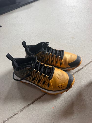 Unisex Size M 6.5 (W 7.5) Youth Under Armour Yard Turf Shoes (Used)