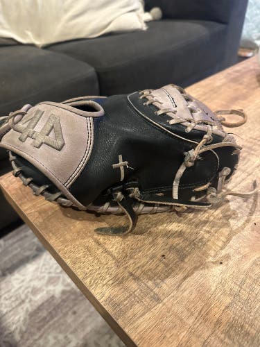 44 Pro Signature Series RH Catcher's Baseball Glove 33" (Used)