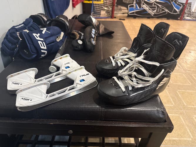 2025 True Pro Custom Hockey Skates Regular Width Pro Stock 7.5 (Used)