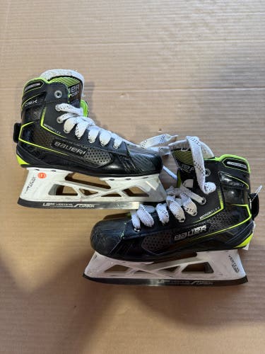 Intermediate Bauer GSX Hockey Goalie Skates Regular Width Size 4.5 (Used)