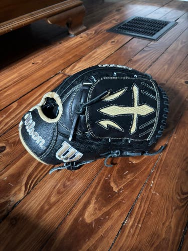 Wilson A2000 RH Pitcher's Baseball Glove 12" (Used)