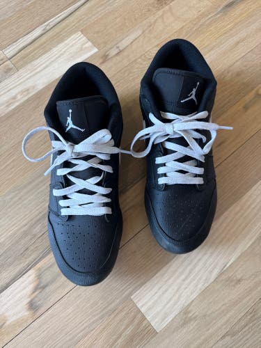 Men's Size M 9.5 (W 10.5) Nike Low Top (Used)