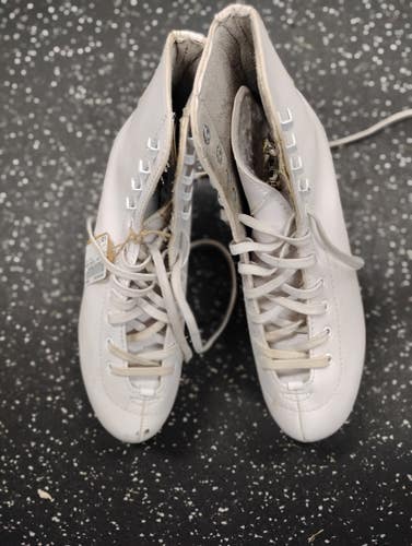 Used Hespeler FIGURE SKATES WomensFigure Skate White Senior 6 11849-S000043403