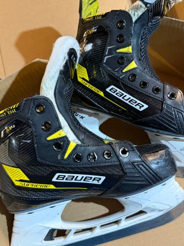 2022 Bauer Supreme M4 Hockey Skates Regular Width Size 3 (Used)