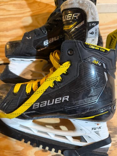 2022 Bauer Supreme M4 Hockey Skates Regular Width Size 6 (Used)